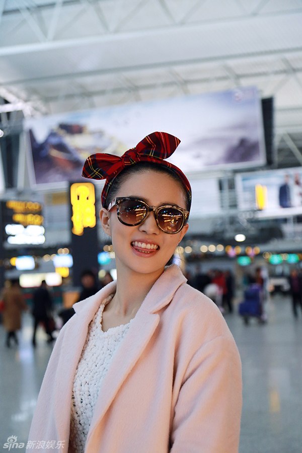 组图:徐璐机场街拍潮范十足 咧嘴卖萌俏皮_高清图集_新浪网