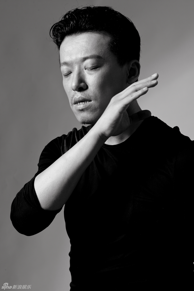 新浪娱乐讯 性格演员郭昊伦拍摄一组黑白写真,抛掉浮华,幽暗光影中