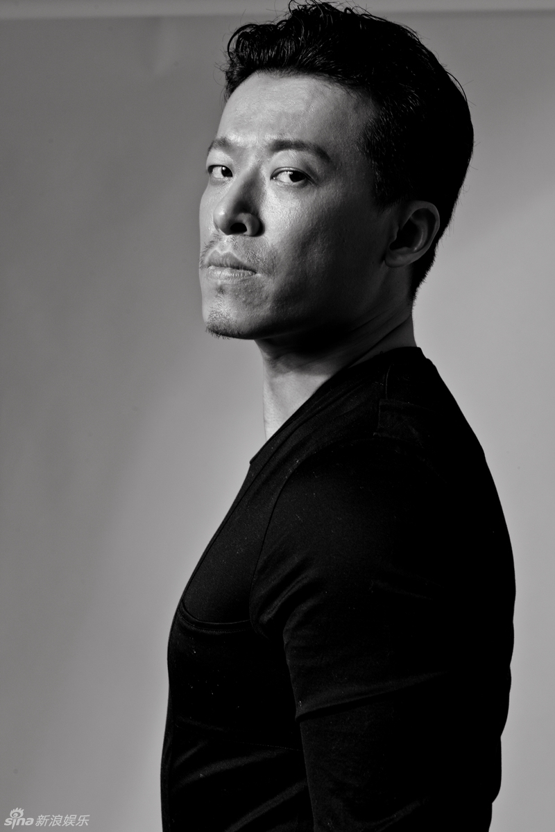 组图:郭昊伦黑白写真专注 沉浸表演释放自我_高清图集_新浪网