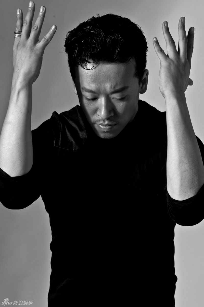 组图:郭昊伦黑白写真专注 沉浸表演释放自我_高清图集_新浪网
