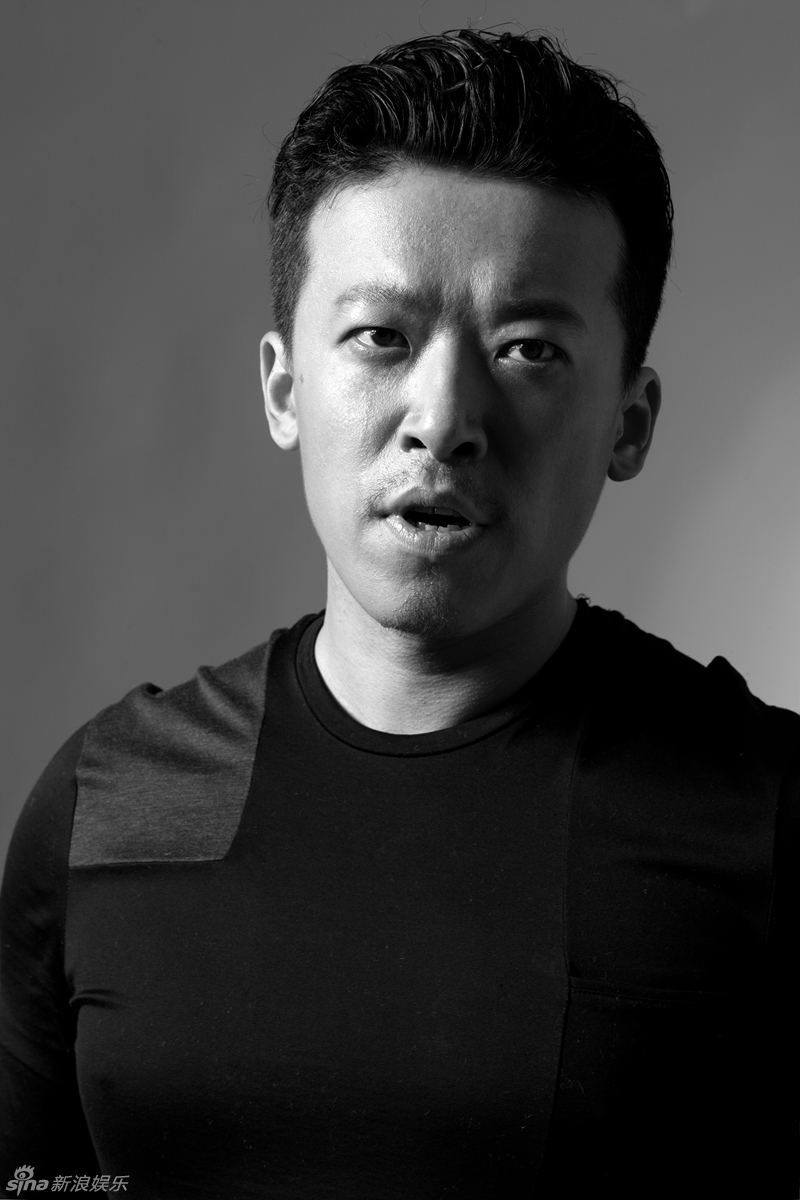 组图:郭昊伦黑白写真专注 沉浸表演释放自我_高清图集_新浪网