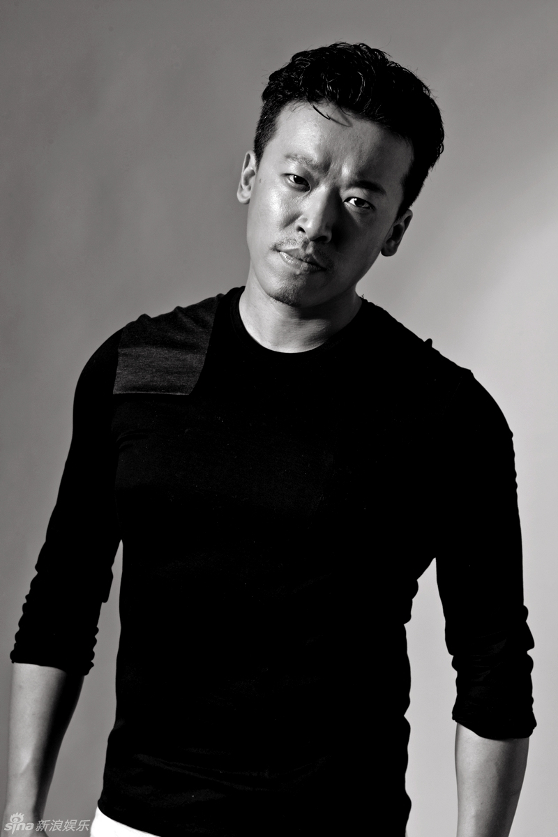 组图:郭昊伦黑白写真专注 沉浸表演释放自我_高清图集_新浪网