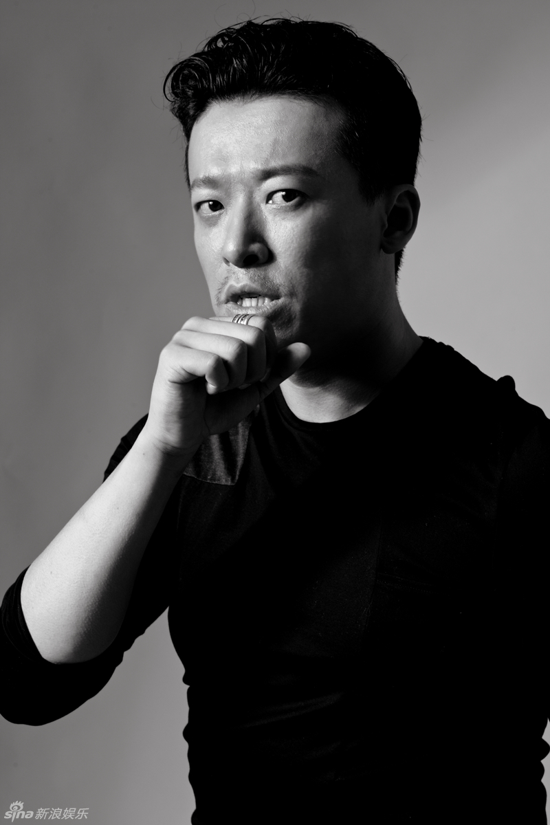 组图:郭昊伦黑白写真专注 沉浸表演释放自我_高清图集_新浪网