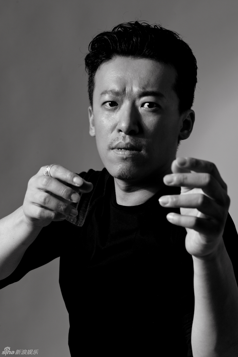 组图:郭昊伦黑白写真专注 沉浸表演释放自我_高清图集_新浪网