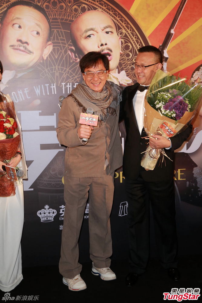 组图:成龙现身为姜文道贺 匆匆拍照玩快闪_高清图集_新浪网