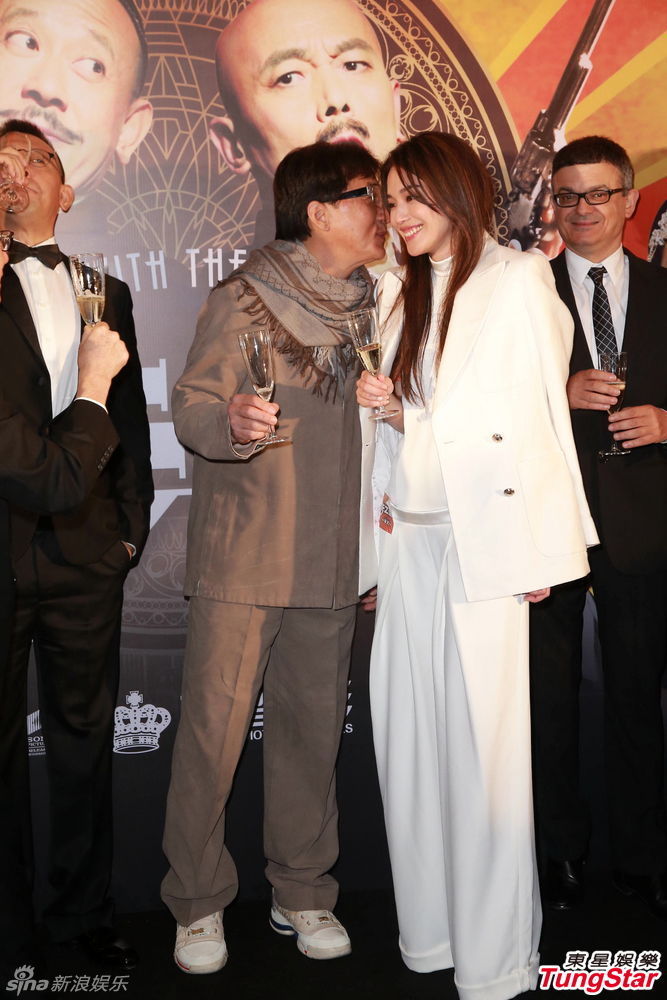 组图:成龙现身为姜文道贺 匆匆拍照玩快闪_高清图集_新浪网