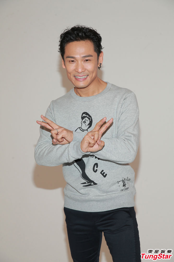 杜德伟个人演唱会剪刀手宣传照