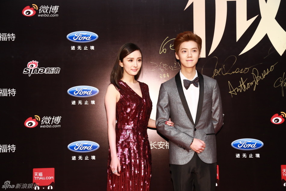 2014微博之夜红毯 杨幂鹿晗挽手亲密现身红毯_高清图集_新浪网