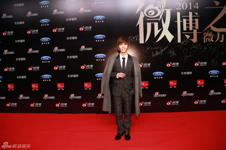 他今天因为迟到并没有出现在红毯上,遗憾未能和郭敬明一起走红毯