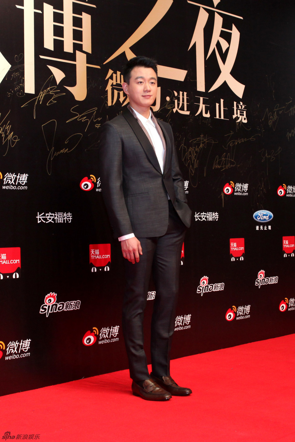 2014微博之夜红毯 佟大为帅气西装亮相_高清图集_新浪网