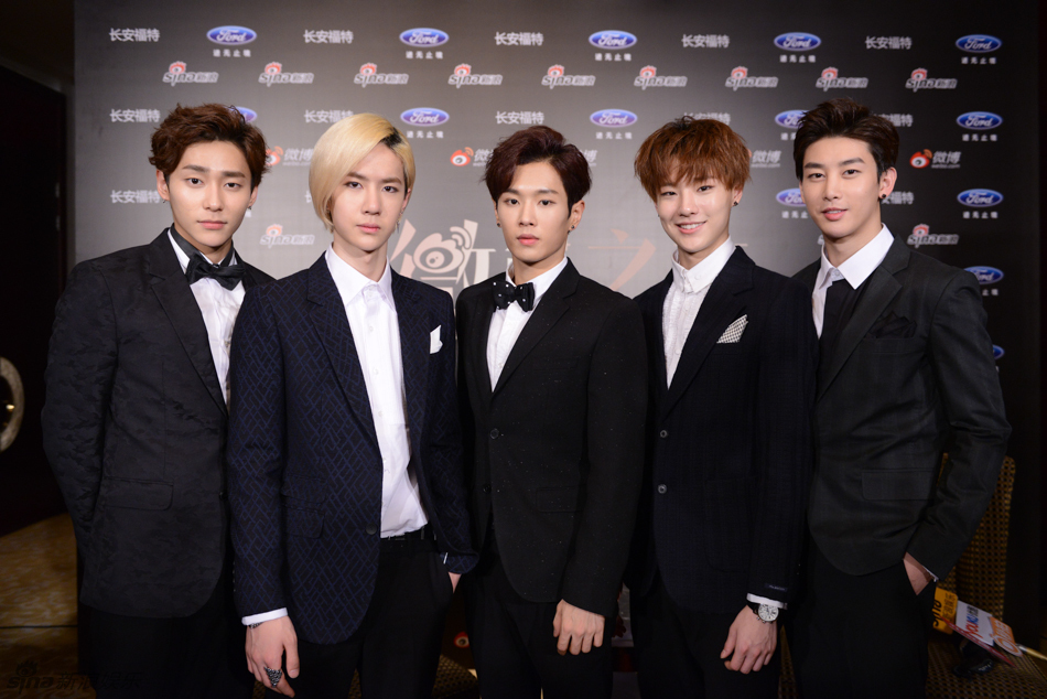 2014微博之夜专访 男团uniq西装笔挺笑容羞涩