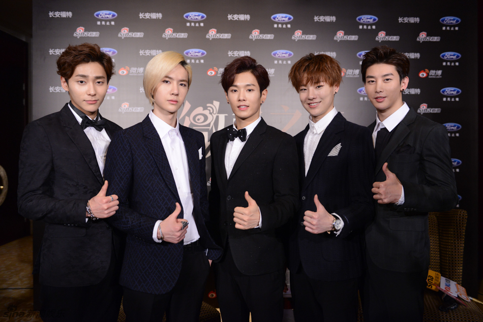 2014微博之夜专访 男团uniq西装笔挺笑容羞涩