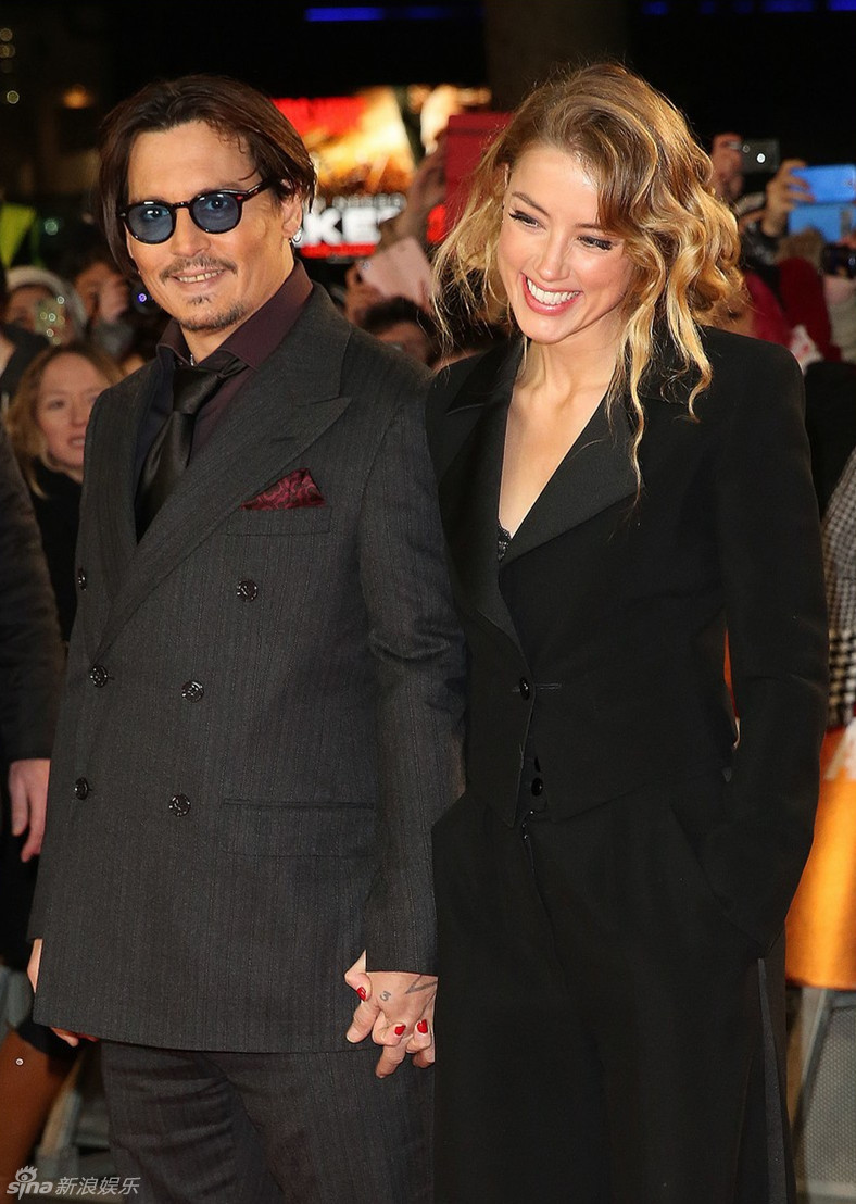 德普与女友西装亮相甜笑秀恩爱_高清图集_新浪网