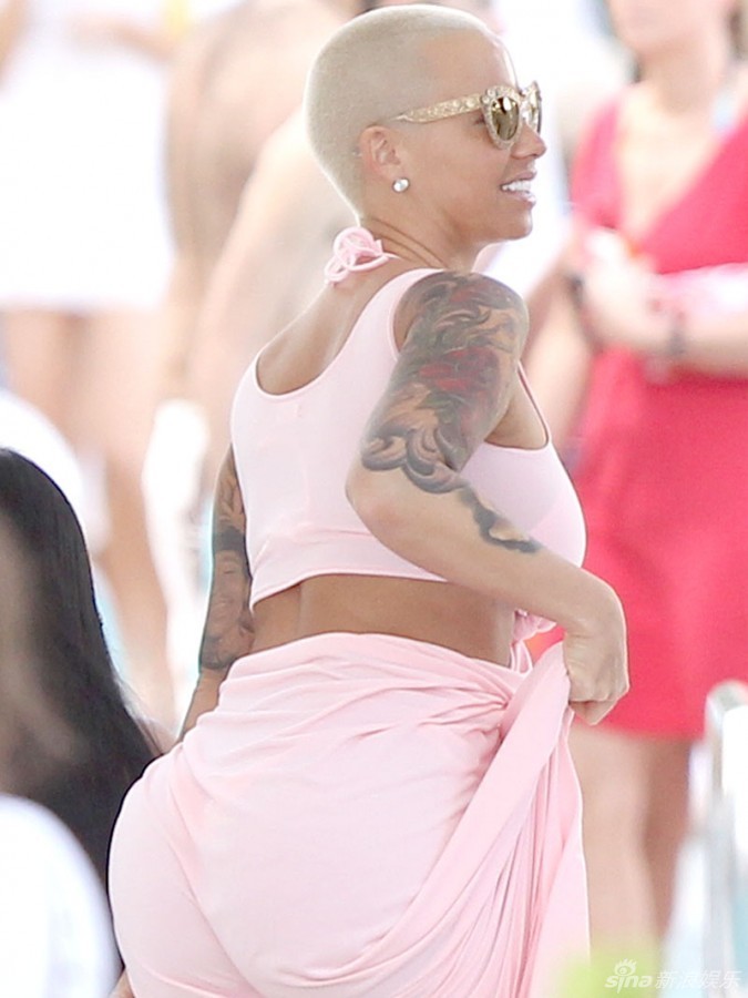 组图:名媛艾波比基尼大秀豪乳 巨臀媲美卡戴珊_高清图集_新浪网