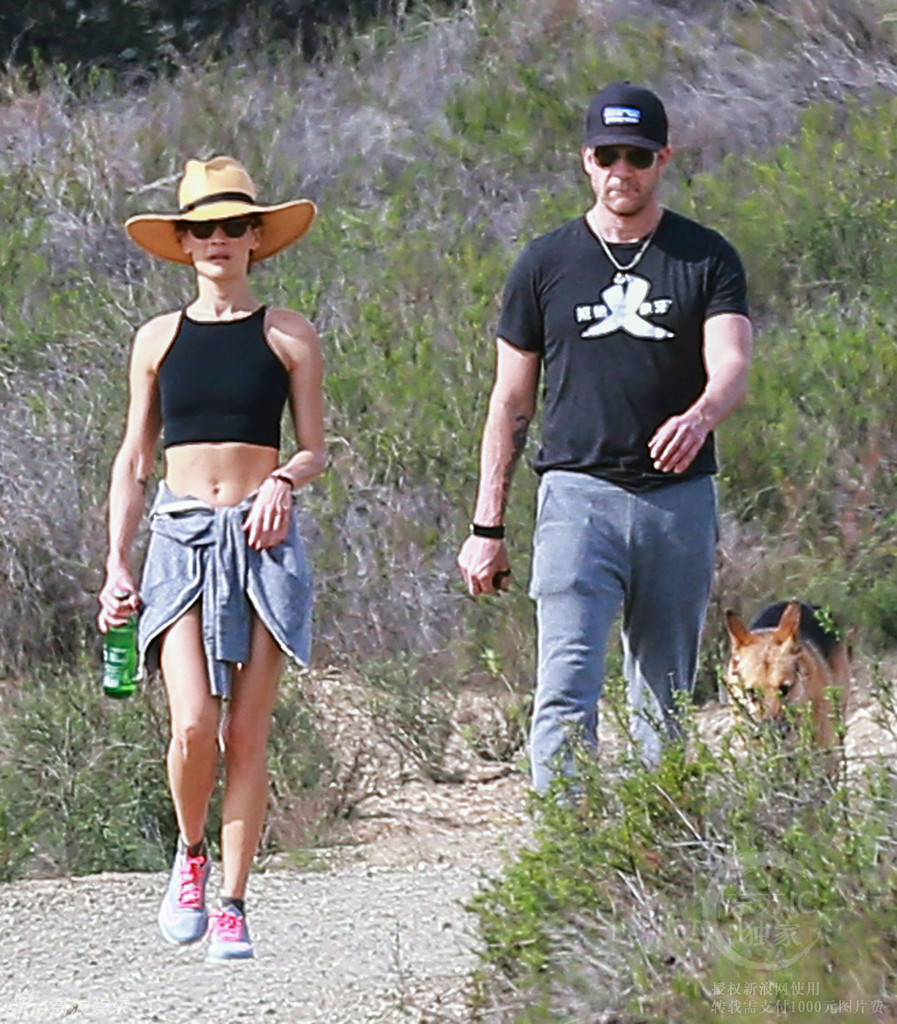新浪娱乐讯 当地时间2015年1月18日,美国加州,maggie q与老公甜蜜爬山
