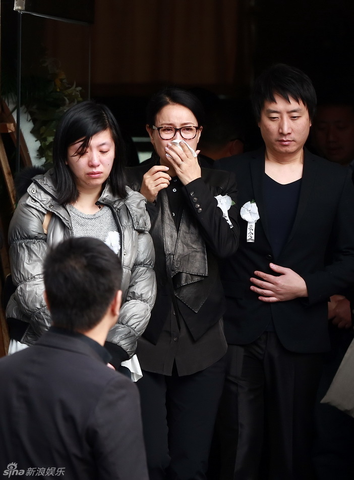 组图:姚贝娜追悼会最后笑容定格 那英流泪不止_高清图集_新浪网