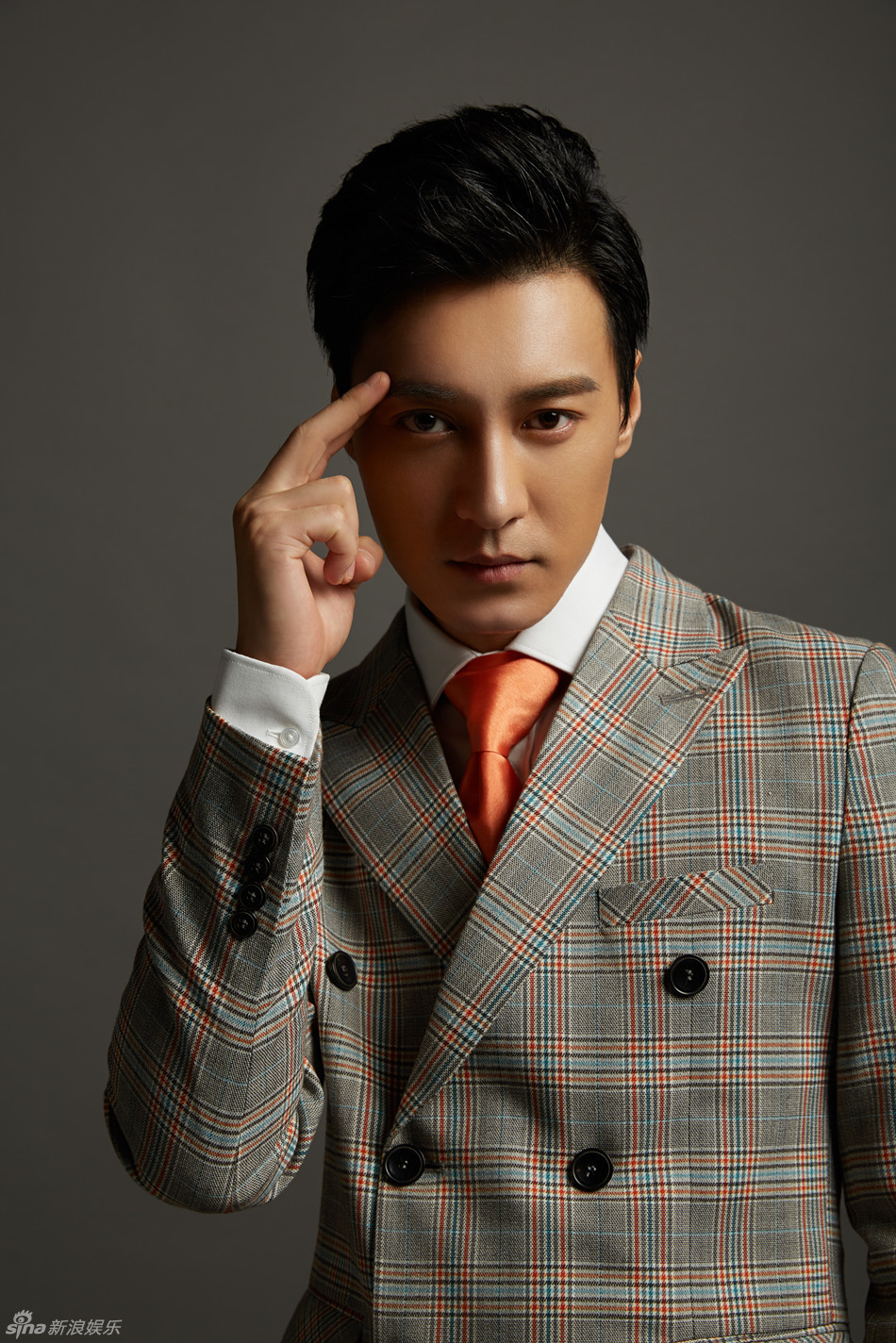 组图:何建泽魅力写真 轻熟男明暗光影显深情_高清图集_新浪网