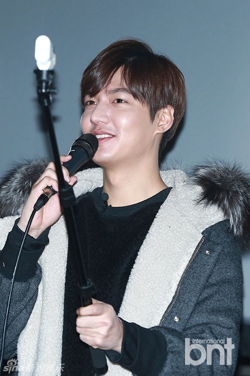 组图:李敏镐迷上自拍神棍 大男孩嘟嘴卖萌_高清图集_新浪网