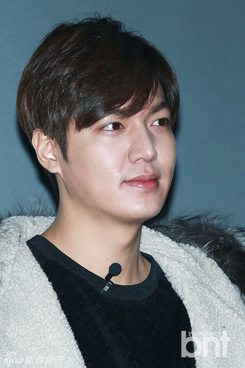 组图:李敏镐迷上自拍神棍 大男孩嘟嘴卖萌_高清图集_新浪网