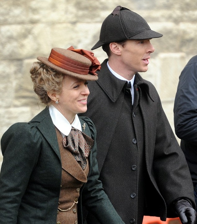 组图:《神探夏洛克》热拍 卷福华生复古如原著