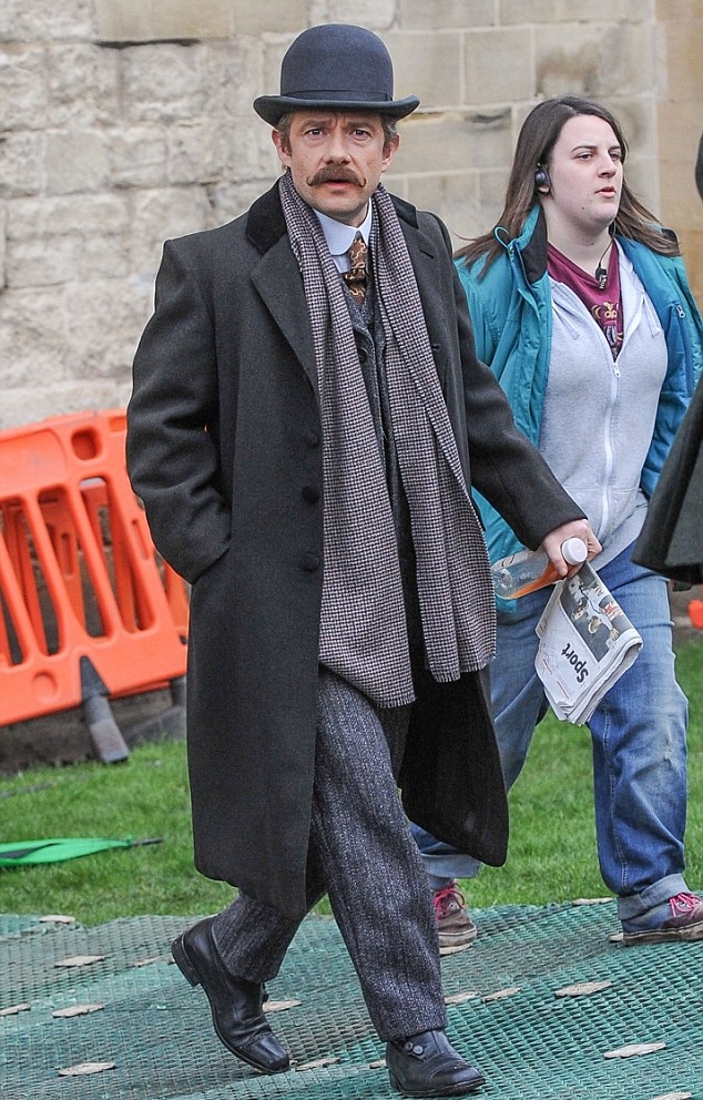 组图:《神探夏洛克》热拍 卷福华生复古如原著