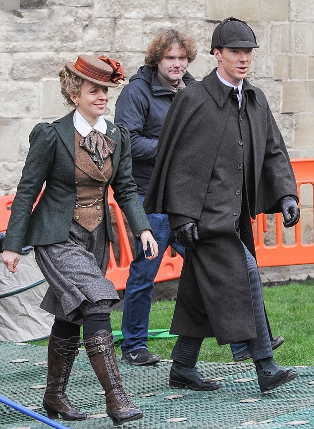 组图:《神探夏洛克》热拍 卷福华生复古如原著