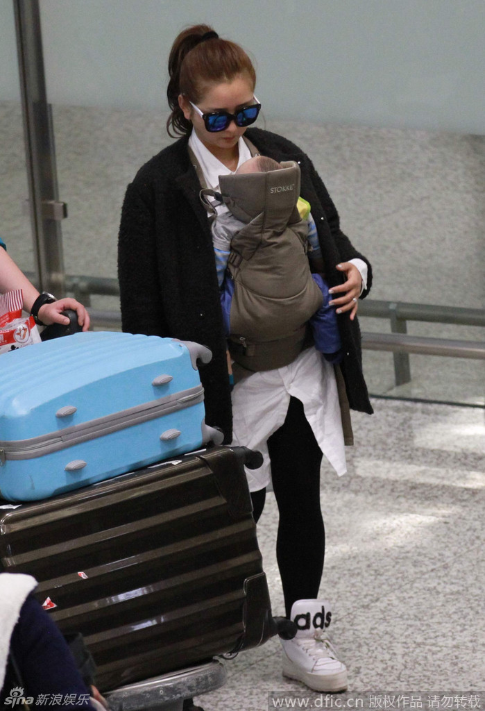 何洁抱儿子现身机场母爱爆棚