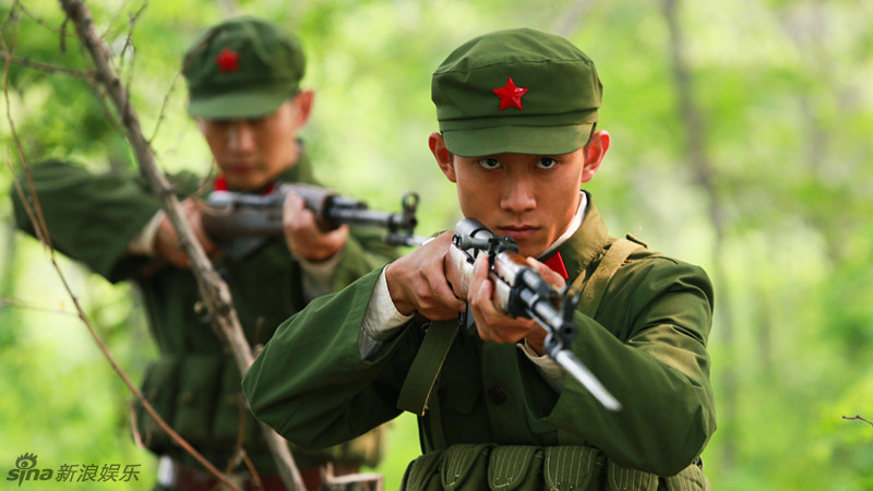 组图:张一山穿军装上瘾 诠释刚毅军人风骨