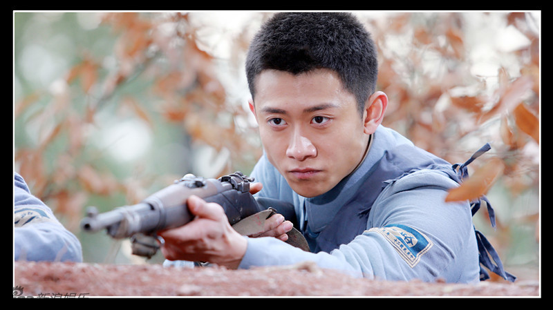 组图:张一山穿军装上瘾 诠释刚毅军人风骨