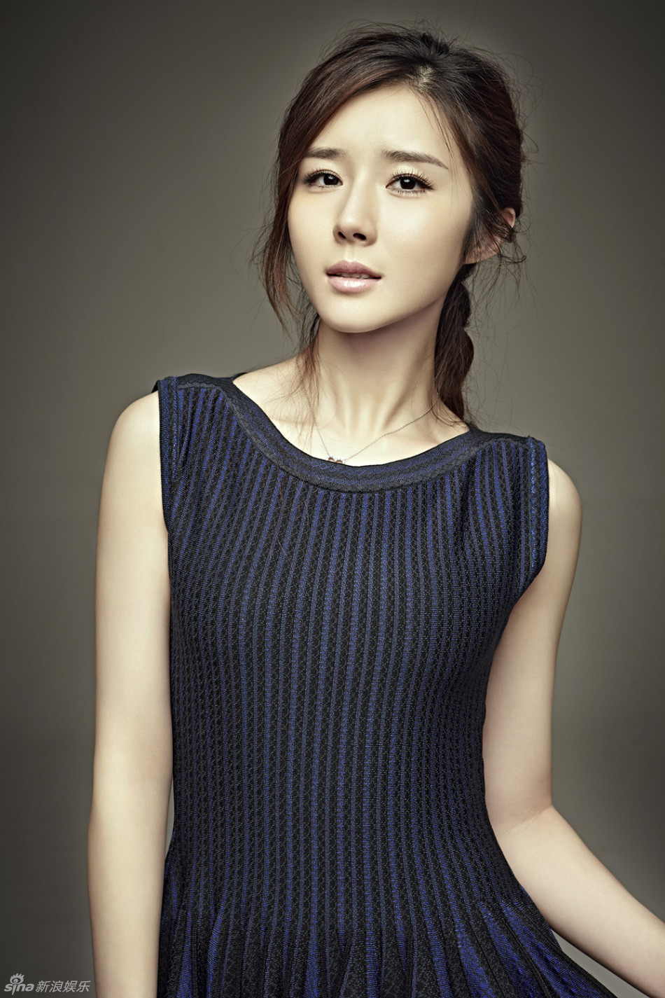 新浪娱乐讯 日前,青年演员方安娜拍摄了一套甜美知性系列写真图集.