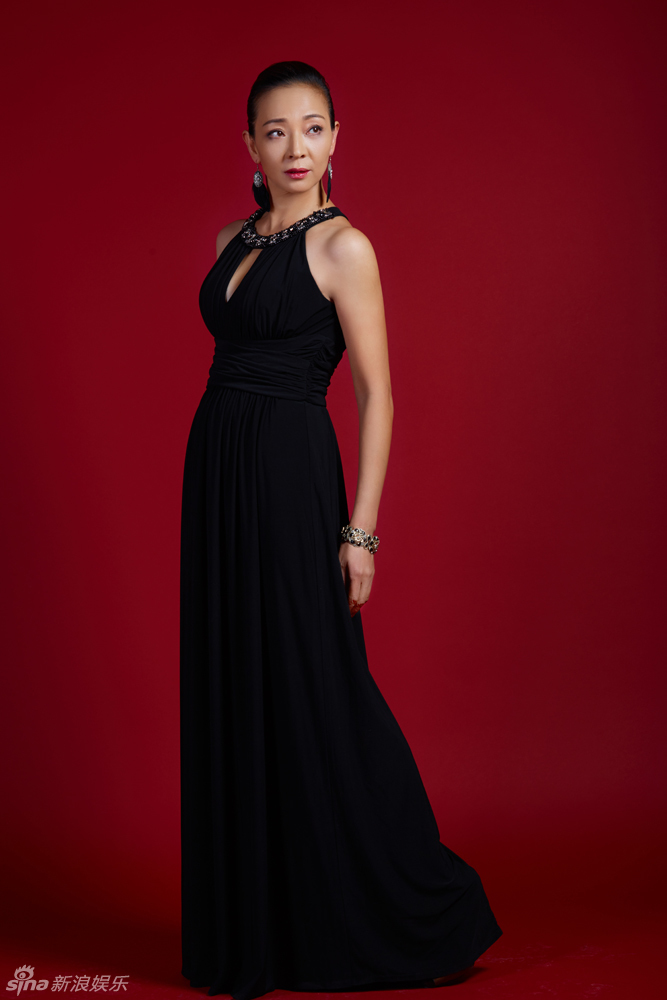 新浪娱乐讯 近日,演员马羚曝光一组优雅写真,身穿大气黑色礼服,精致的