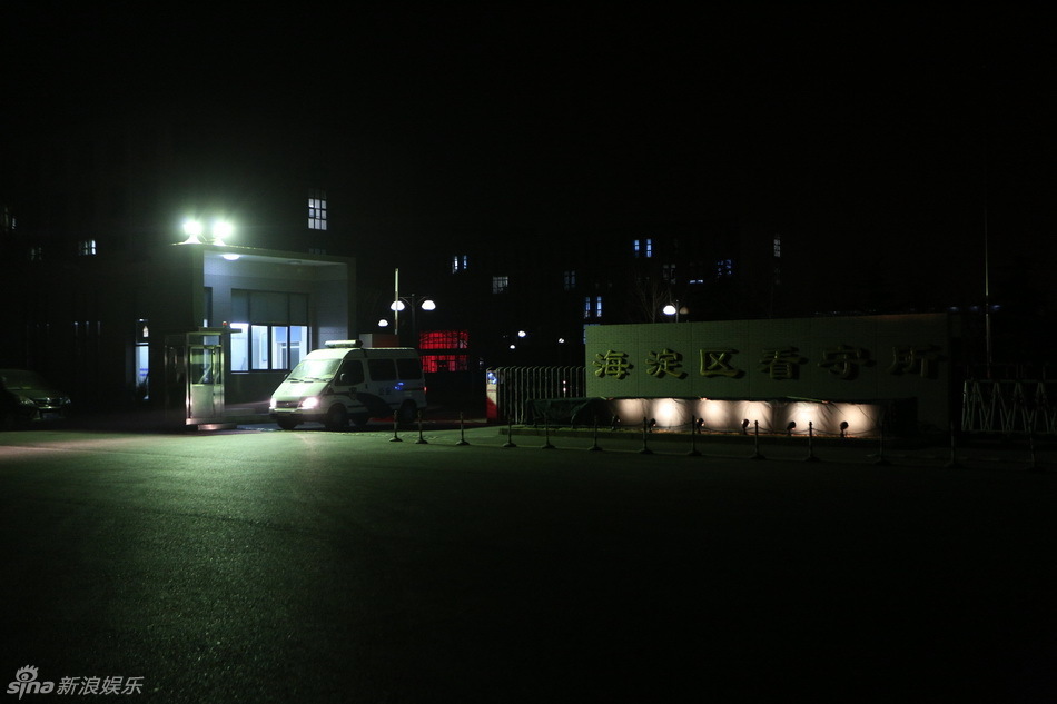 组图:张默29日凌晨获释?媒体寒风蹲点看守所_高清图集_新浪网