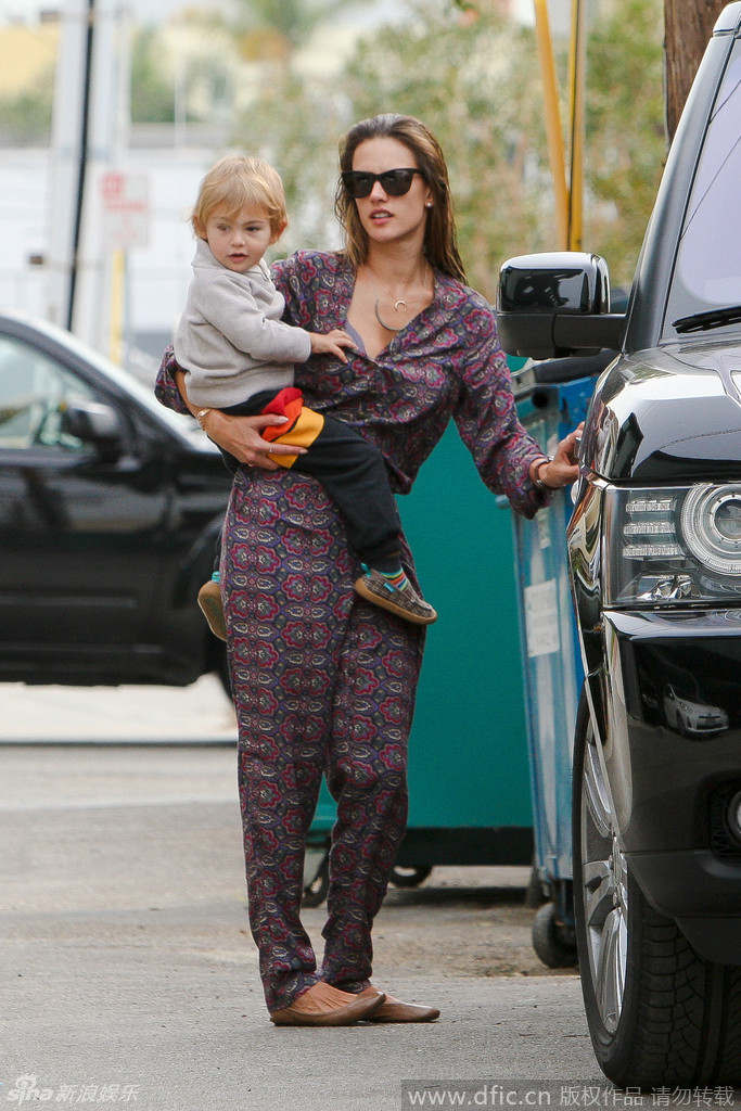 组图:安布罗休怀抱爱子出街 小家伙帅气又激萌_高清图集_新浪网