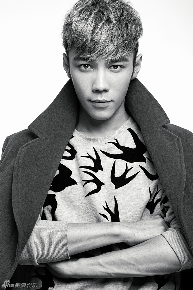 组图:张哲浩黑白写真水火相容 化身冷峻骑士_高清图集_新浪网