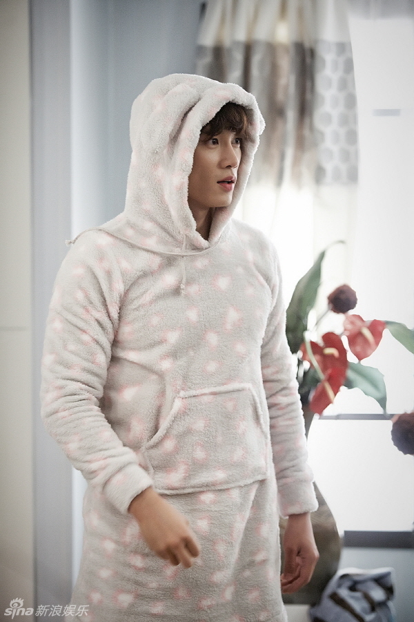 组图:韩男星池晟演小女孩 穿兔耳睡衣戴蝴蝶结