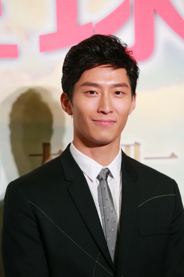 组图:《狼图腾》发布会现场 窦骁冯绍峰现身