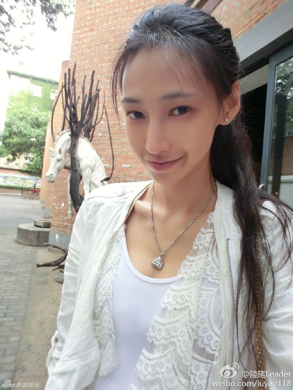 组图:李荣浩前女友私照曝光 身高179上围傲人