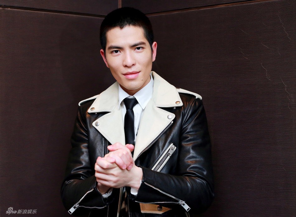萧敬腾卖萌搞怪 黑白皮衣配平头气场十足