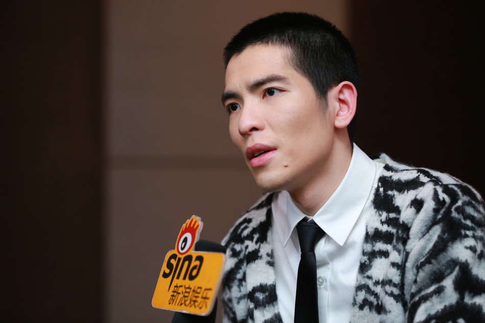 萧敬腾卖萌搞怪 黑白皮衣配平头气场十足