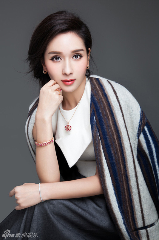 杨恭如秀百变造型颜值爆表宛如少女