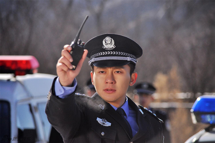 近日,李晨的警察剧照得以曝光,造型帅气硬朗,更具沉稳和男人味.