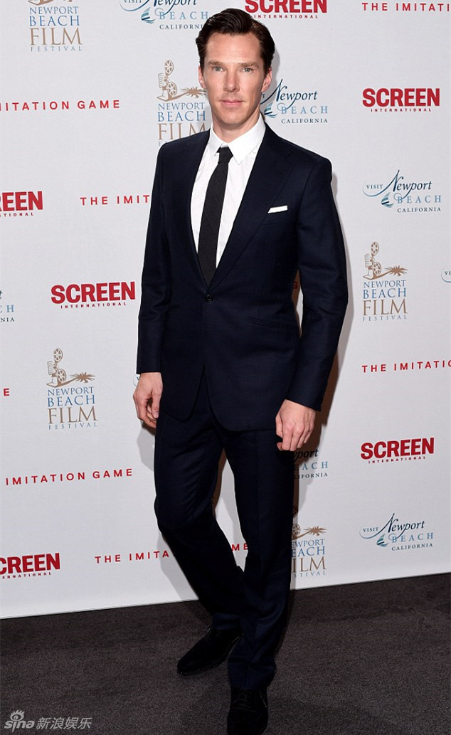 奈特莉怀孕5月仍穿高跟鞋 卷福正装超帅