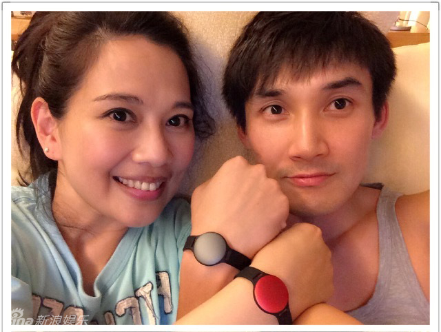 组图:张铎陈松伶接吻秀恩爱 差8岁姐弟恋甜蜜_高清图集_新浪网