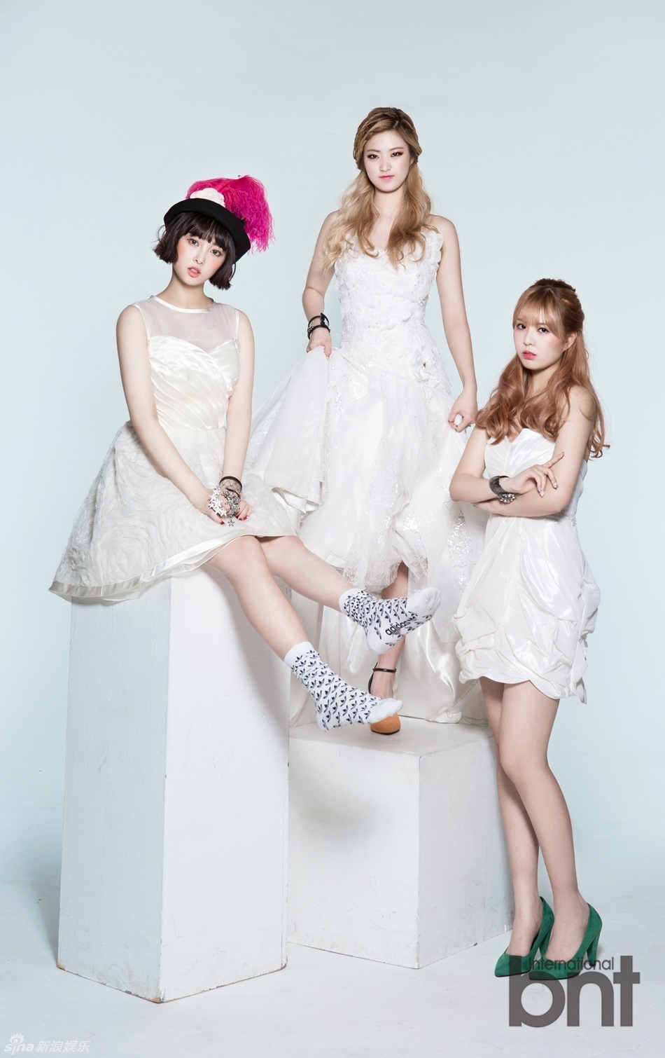 新浪娱乐讯 近日,韩国女子组合sonamoo携手bntnews拍摄了一组写真
