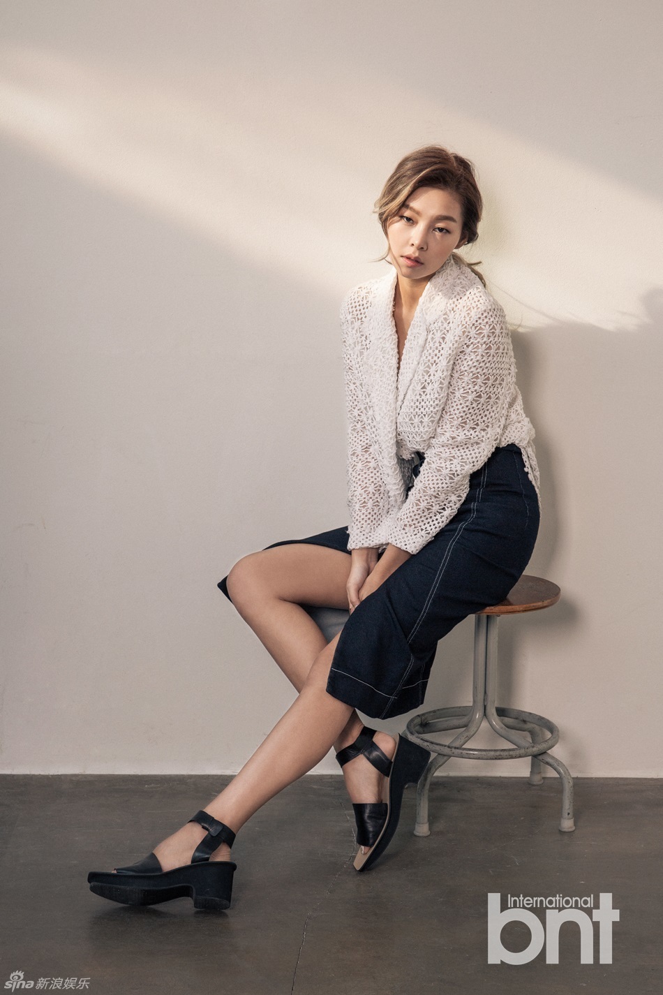 新浪娱乐讯 近日,韩国模特宋海娜携手bntnews拍摄了一组写真,散发神秘