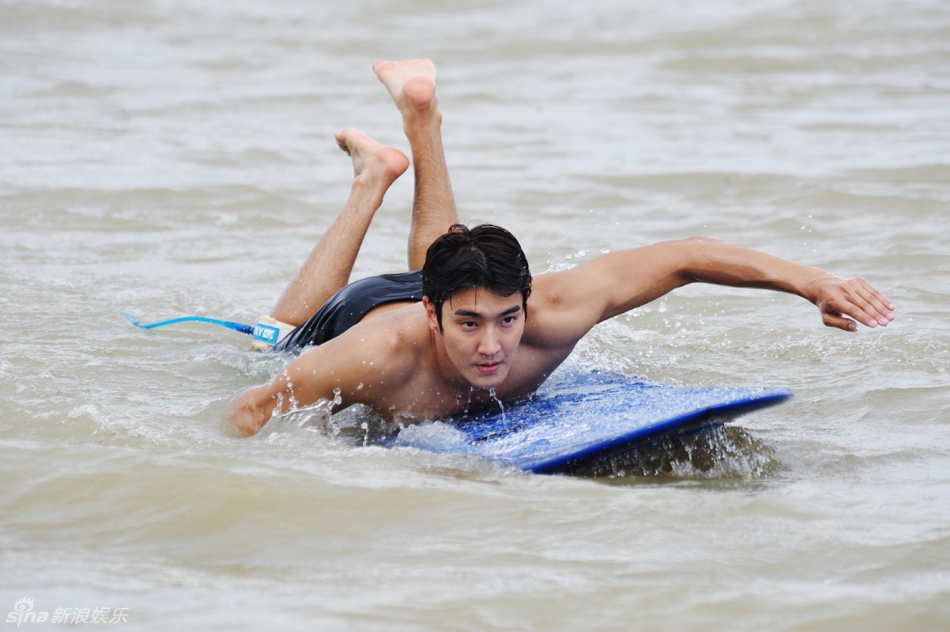 组图:崔始源《转身说爱你》赤裸上身秀腹肌