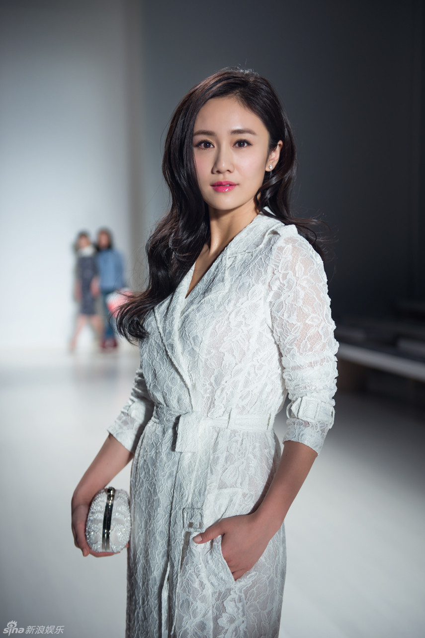 刘芸优雅白袍亮相时装周美腿秀性感