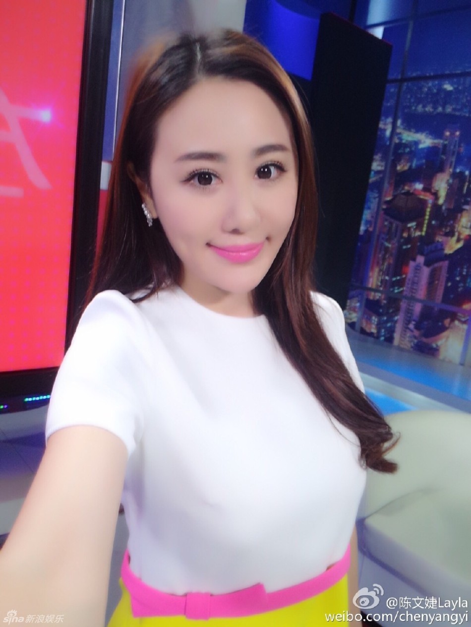 网友爆料王思聪携妙龄女现身亲戚婚礼,而该女子疑似成都主持人陈漾懿