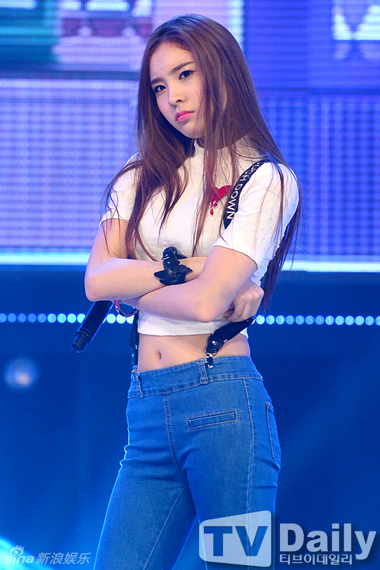 4minute凭借新曲《crazy》夺得冠军,当场激动下跪谢粉丝.