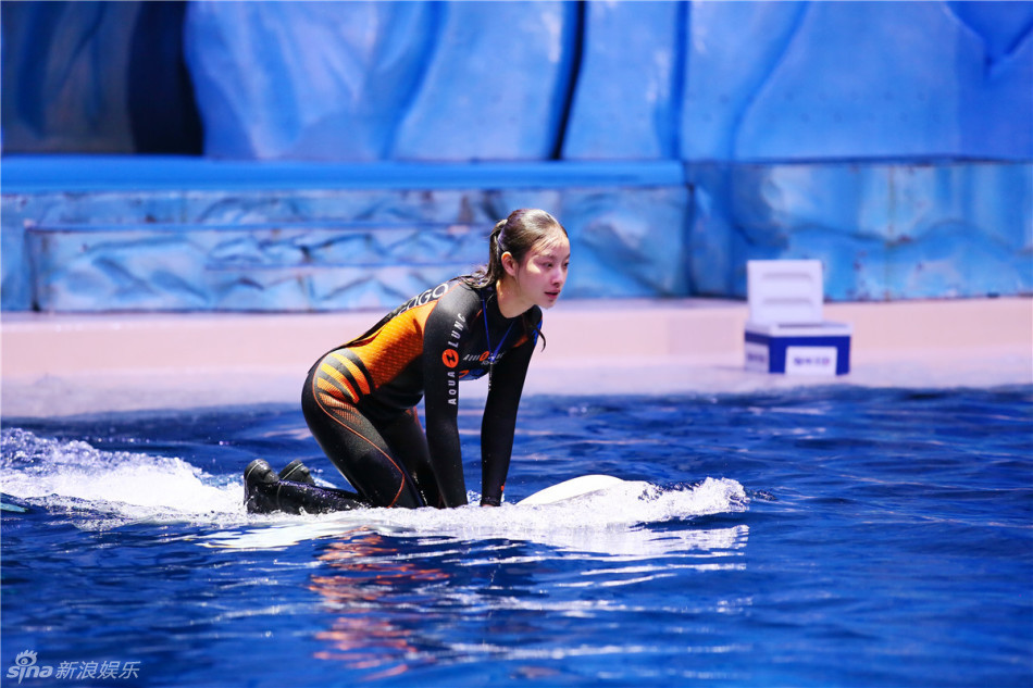 倪妮连体塑身衣清丽凫水宛若妖娆美人鱼